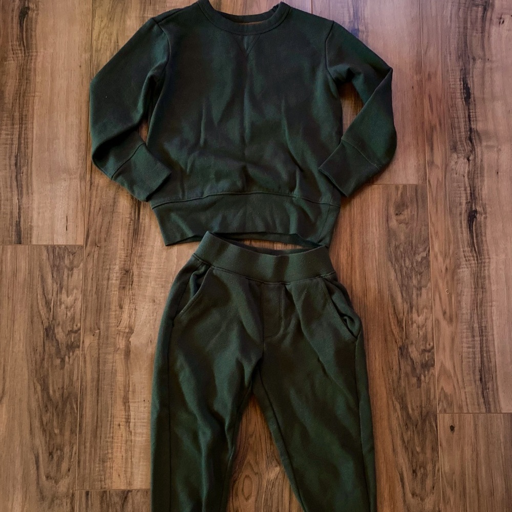 🎶Kids sweats outfit BASICALLY NEW